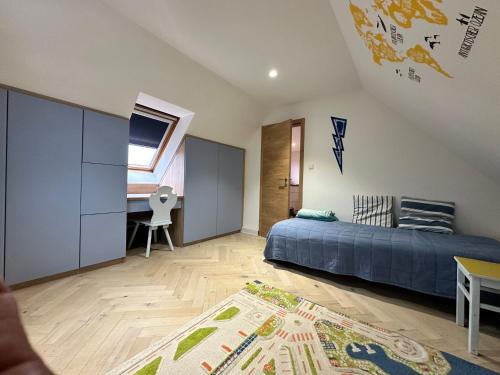 - une chambre avec un lit, un bureau et une fenêtre dans l'établissement Lütthus Matthis, à Zingst