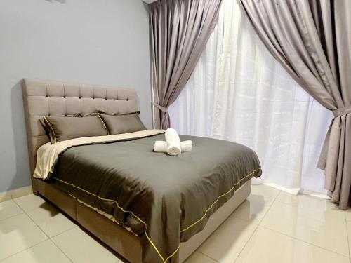 Un dormitorio con una cama con un osito de peluche. en Mins to Johor Bahru Legoland Encorp Marina Puteri Harbour Sea View en Nusajaya