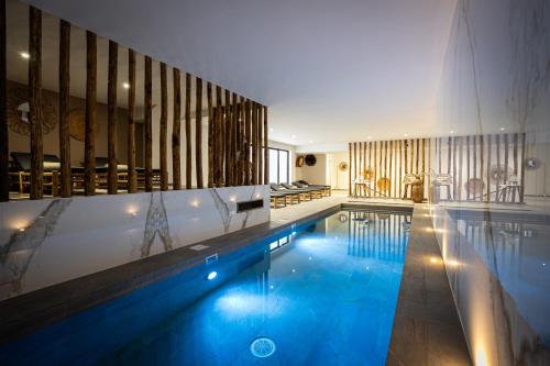 Piscine de l'établissement Hôtel Le Saint Remy & Spa ou située à proximité