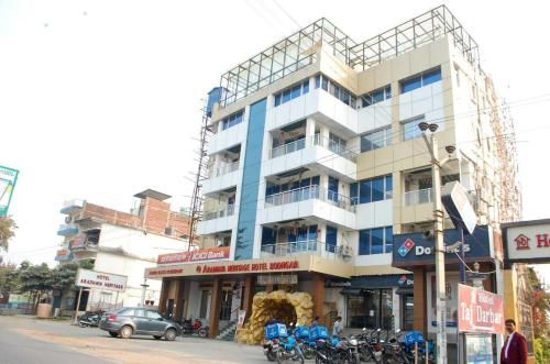 een gebouw in een stadsstraat met motoren aan de voorkant bij Collection O Hotel Aaradhya Heritage in Bodh Gaya