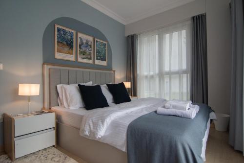 - une chambre avec un grand lit et une fenêtre dans l'établissement Cozy 2br Apt Near Vialand Mall With Nespresso, à Istanbul