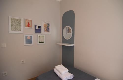 Cette chambre comprend un lit et un miroir mural. dans l'établissement Cozy 2br Apt Near Vialand Mall With Nespresso, à Istanbul
