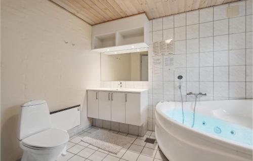 羅蒙柯克比的住宿－4 Bedroom Lovely Home In Rm，带浴缸、卫生间和盥洗盆的浴室