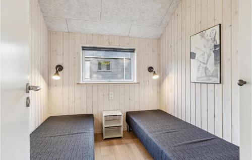 1 Schlafzimmer mit 2 Betten und einem Fenster in der Unterkunft Aqua 186 in Charlottenthal