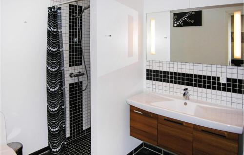 a bathroom with a sink and a shower at Beautiful Home In Rudkbing With 3 Bedrooms, Sauna And Wifi in Spodsbjerg