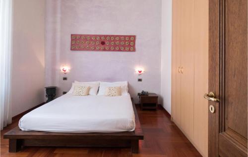 een slaapkamer met een wit bed met 2 kussens bij Beautiful Apartment In Lecce Le With 1 Bedrooms And Wifi in Lecce