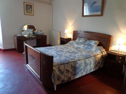 een slaapkamer met een groot bed en 2 nachtkastjes bij Castalan in Gaas