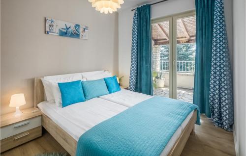 - une chambre avec un grand lit et une fenêtre dans l'établissement 4 Bedroom Stunning Home In Zbandaj, à Žbandaj