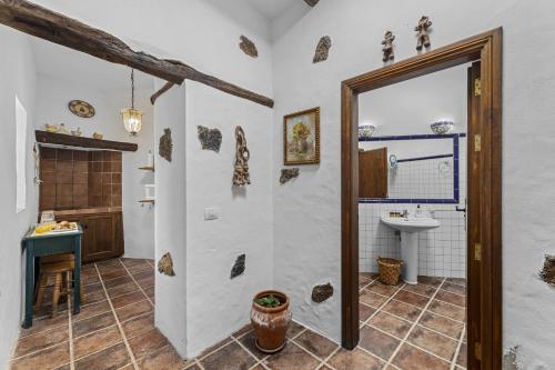ein Badezimmer mit Waschbecken und Spiegel in der Unterkunft Casa El Burro in La Vegueta