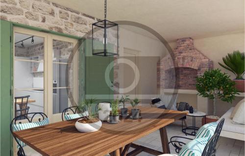 - une salle à manger avec une table et des chaises en bois dans l'établissement Gorgeous Home In Sinj With Kitchen, à Sinj