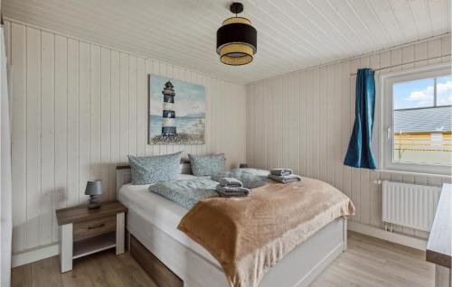 ein Schlafzimmer mit einem Bett und einem Leuchtturm darauf in der Unterkunft 2 Bedroom Pet Friendly Home In Zerpenschleuse in Zerpenschleuse