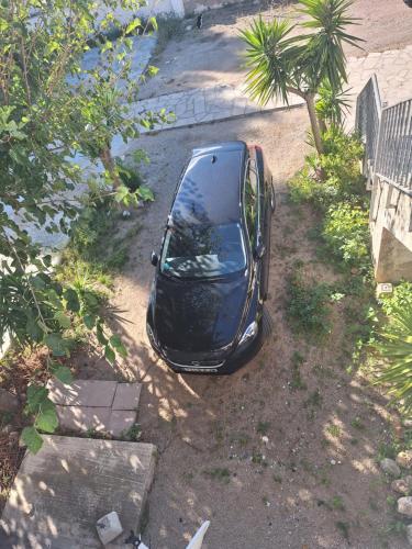 a black car parked in the dirt in a yard at Piso California 3 aire acondicionado, wifi, cerca del mar in Miami Platja