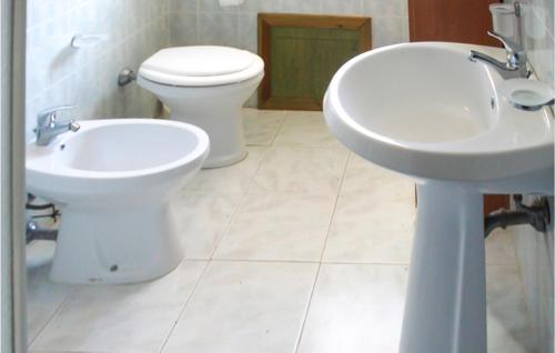 uma casa de banho com um lavatório, um WC e um bidé em Casa Margherita 2 em Codaruina