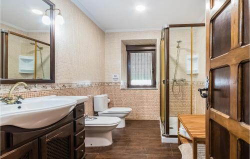 W łazience znajduje się umywalka, toaleta i prysznic. w obiekcie Gorgeous Home In Las Regueras With Kitchen w mieście Santullano