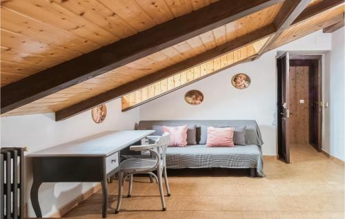 1 dormitorio con cama, escritorio y mesa en Gorgeous Home In Las Regueras With Kitchen, en Santullano