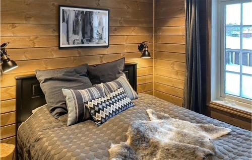 En eller flere senge i et værelse på 5 Bedroom Beautiful Home In Gol