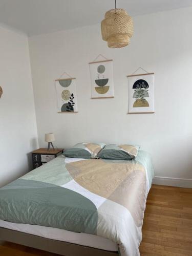 une chambre avec un lit dans une pièce blanche dans l'établissement Appartement 3 Chambres lumineux Caen hyper CENTRE, à Caen