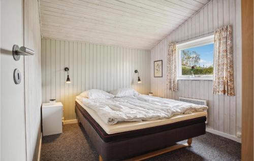 een bed in een kleine kamer met een raam bij Awesome Home In Hejls With 4 Bedrooms, Sauna And Wifi in Hejls