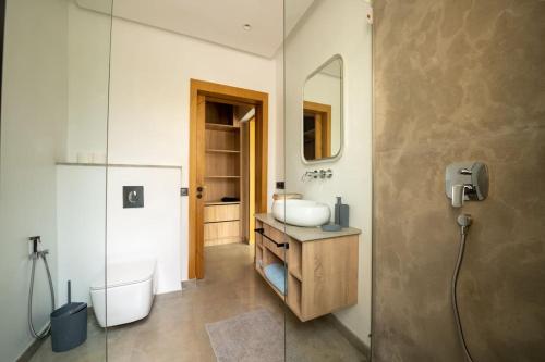 bagno con lavandino e specchio di Villa Design à Marrakech a Marrakech