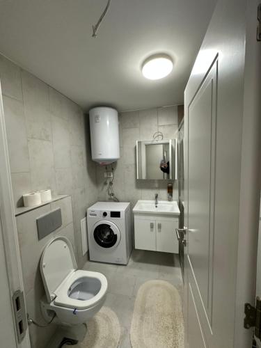 een kleine badkamer met een toilet en een wastafel bij Apartmani IMPERIAL 2 in Novi Pazar