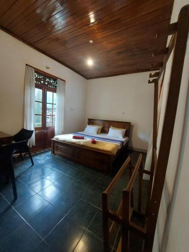 um quarto com uma cama e um tecto em madeira em Mystique Hideout em Kandy
