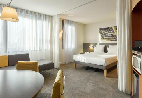 une chambre d'hôtel avec un lit et une table dans l'établissement B&B HOTEL Paris Nord 18ème, à Paris