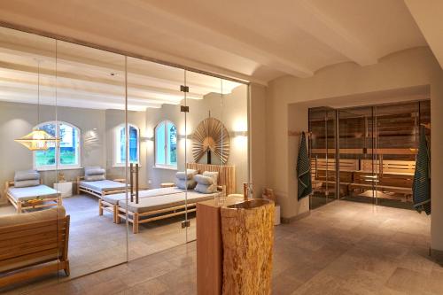 Ruang duduk di Hideaway Villa