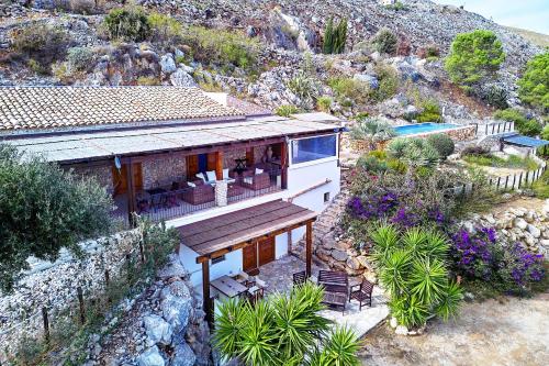una vista aérea de una casa en una montaña en Villa Fenice, en Scopello