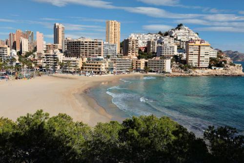 una spiaggia di fronte a una città con edifici di Apartamento Alcotan IF Beach a Cala de Finestrat