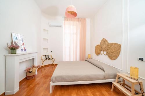um quarto com uma cama e uma lareira em Casa Blin Dimora a Chiaia em Nápoles