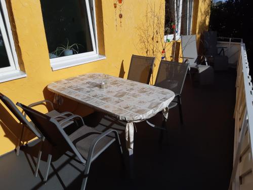 a table and chairs sitting on a balcony at Ferienwohnung Antjes Odenwaldzauber in Brombachtal