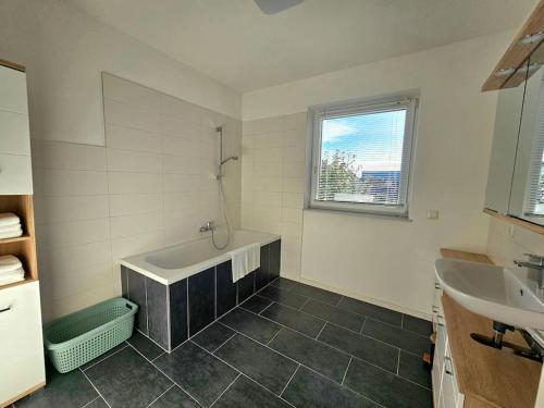 uma casa de banho com uma banheira e um lavatório em Wohnung in Gunskirchen / Wels em Gunskirchen