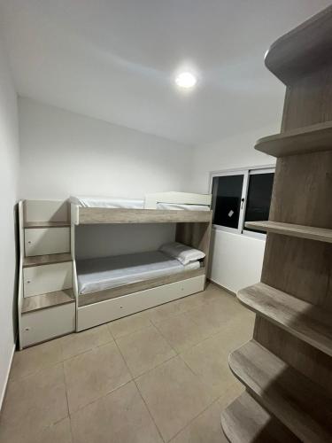 Двухъярусная кровать или двухъярусные кровати в номере departamento para 5 resistencia