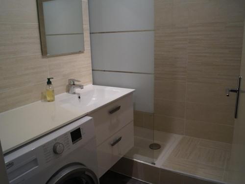 une salle de bain avec un lavabo blanc et une douche dans l'établissement Studio Rénové avec Terrasse sur les Pistes - Super Sauze, Enchastrayes - FR-1-165A-22, à Enchastrayes