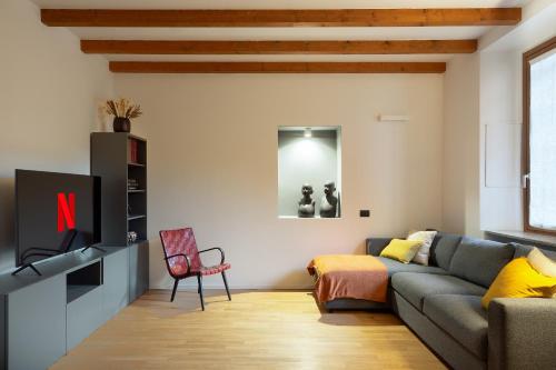 sala de estar con sofá y silla en HL Apartment - Darsena, Navigli Milano, Via Torino, en Milán