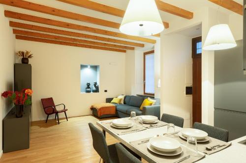 sala de estar con mesa y sofá en HL Apartment - Darsena, Navigli Milano, Via Torino, en Milán