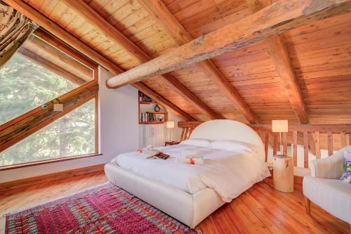 um quarto com uma cama grande e um sofá em Romito Lodge Apartment Mountain Retreat - Happy Rentals em Cesana Torinese
