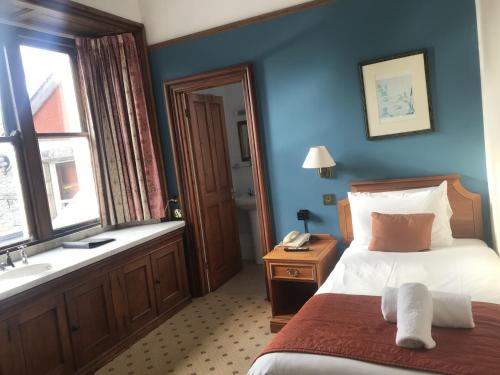 Ένα ή περισσότερα κρεβάτια σε δωμάτιο στο Purbeck House Hotel & Louisa Lodge