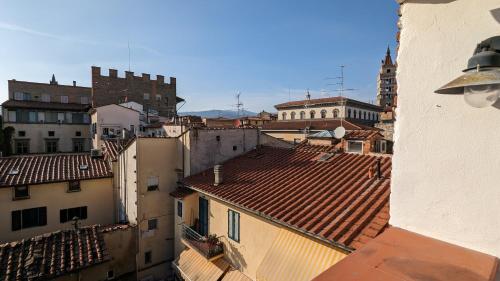 Blick auf eine Stadt mit Gebäuden und Dächern in der Unterkunft CasaMancio, loft in heart of medieval Tuscan city in Pistoia