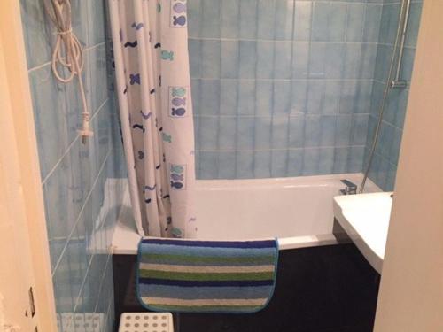 W łazience znajduje się wanna oraz prysznic z krzesłem. w obiekcie Studio Enchastrayes, 1 pièce, 4 personnes - FR-1-165A-31 w mieście Enchastrayes