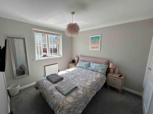 a bedroom with a bed and a mirror at Cozy Double Room with Parking and Full Kitchen in Southampton