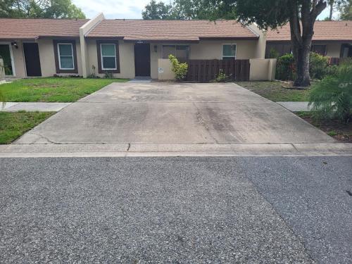 a driveway in front of a house at Pily's Vintage Stay Room Full Bed in Orlando