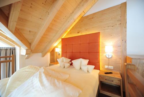 Postel nebo postele na pokoji v ubytování Hotel Dorfstadl