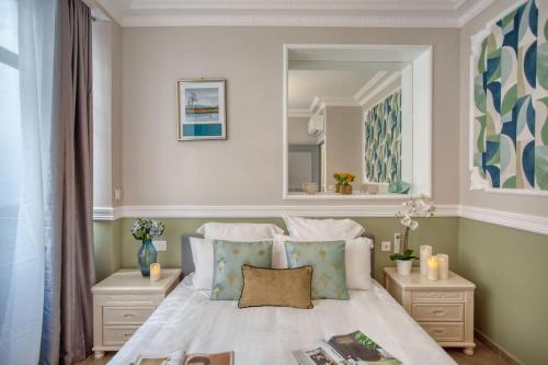 une chambre avec un lit et un grand miroir dans l'établissement Charming Apart NEW 2 Bedrooms with Aircon, à Paris