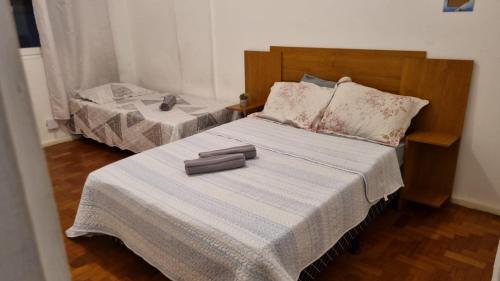 um quarto com uma cama com dois livros em Apartamento 3 quartos em Copacabana no Rio de Janeiro