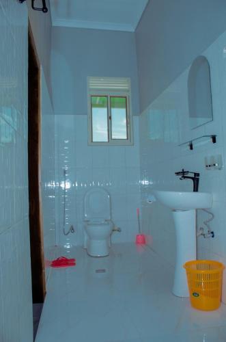 Ένα μπάνιο στο Kinindo Light Hotel