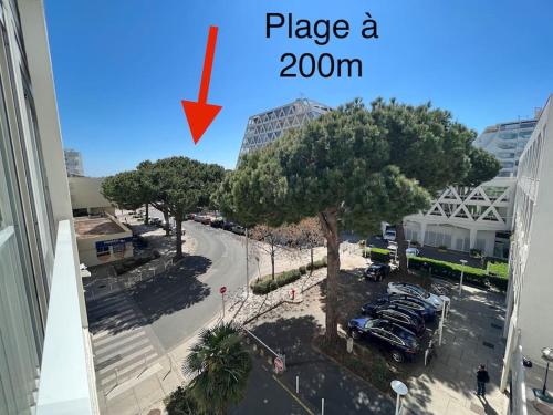 - une vue sur une rue avec des voitures garées dans un parking dans l'établissement Le Palais MAYA - Lumineux - Wifi, à La Grande Motte