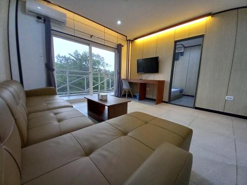 sala de estar amplia con sofá y TV en Green Hotel en Ángeles