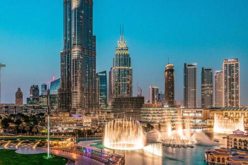 vistas a una ciudad con una fuente en el agua en Elite Royal Apartment - Full Burj Khalifa & Fountain View - 2 Bedrooms + 1 Open Bedroom Without Partition - Magnate en Dubái