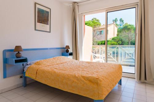 Ένα ή περισσότερα κρεβάτια σε δωμάτιο στο Lagrange Vacances Le Domaine des Grands Pins